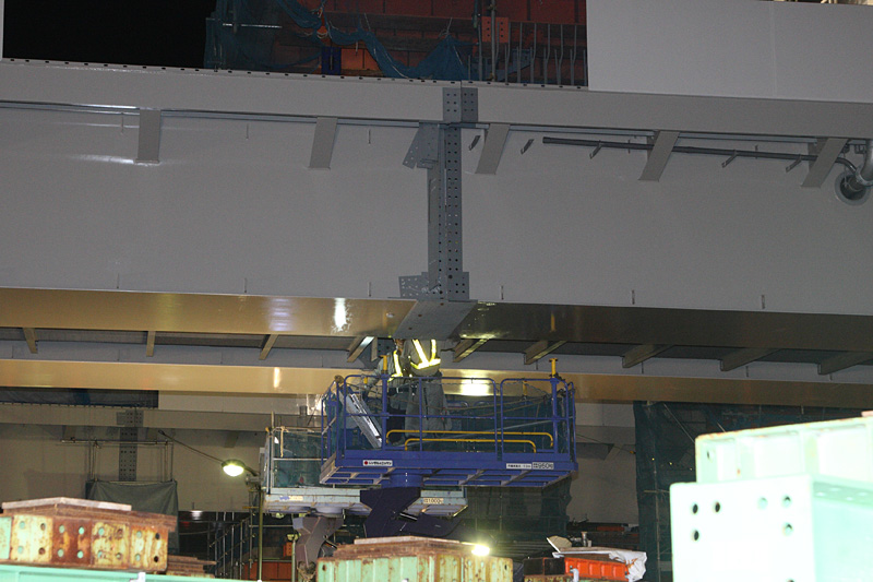 2時25分頃、ほぼ予定の位置に吊り上げが完了した。この後仮溶接などをして作業を続けていく