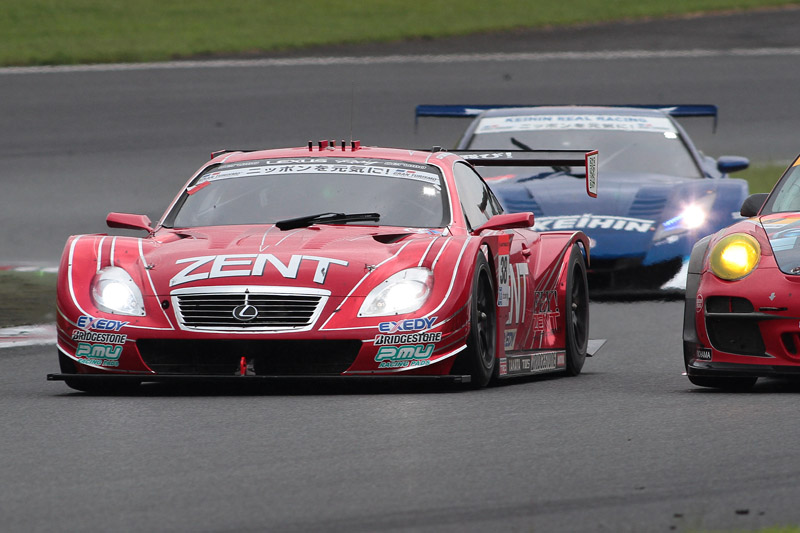 38号車が17号車を抜いてトップに返り咲く