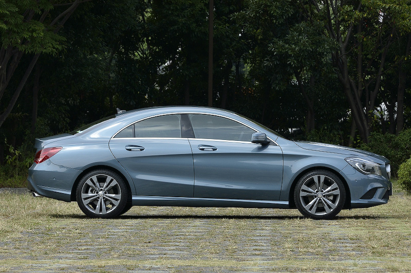 撮影車のカラーはユニバースブルー、受注生産色でメタリックペイントのオプション料金が必要となる