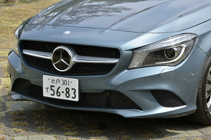 フロントはライトやバンパーの形状がAクラスとは異なる