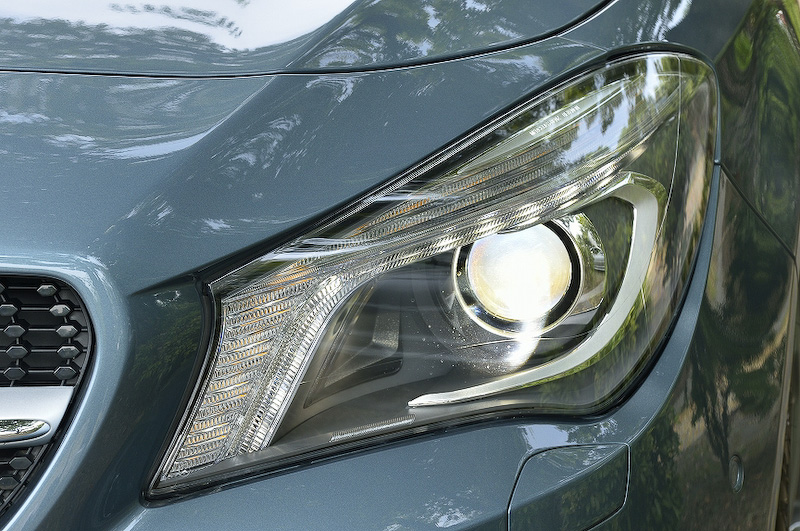 CLA 180は標準ではハロゲンヘッドライトだが、バリューパッケージ装着によりバイキセノンヘッドライトを装備。上位のCLA 250以上になるとインテリジェントライトやコーナリングライトが加わる