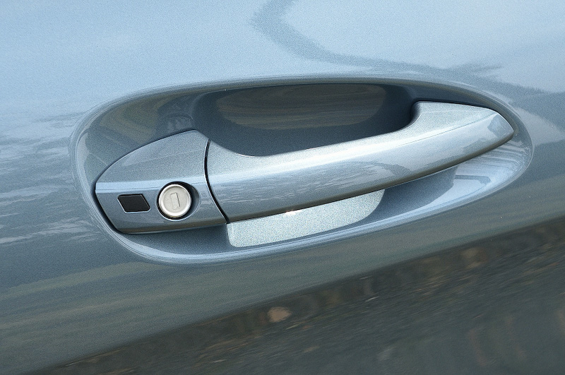 ドアノブはプレスラインの上に位置する