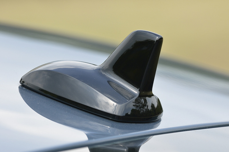 ルーフ後方にアンテナがある