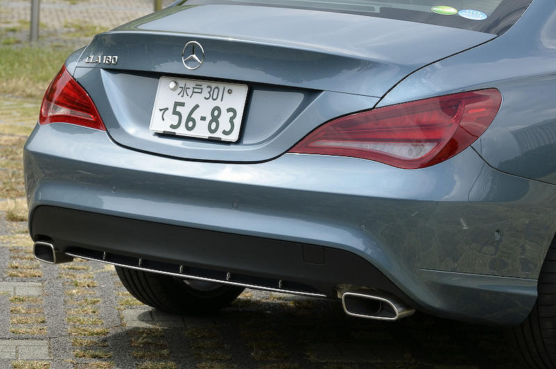 リアまわり。ルーフとの一体的な造形で流麗さを演出している