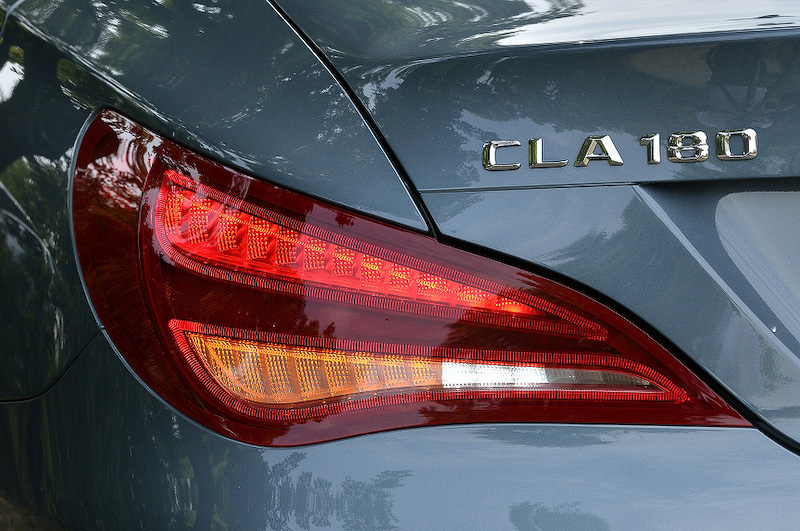 テールライトはCLA 180ではオプションのLEDタイプ。CLA 250以上はLEDが標準。バックライトまでLEDで点灯する