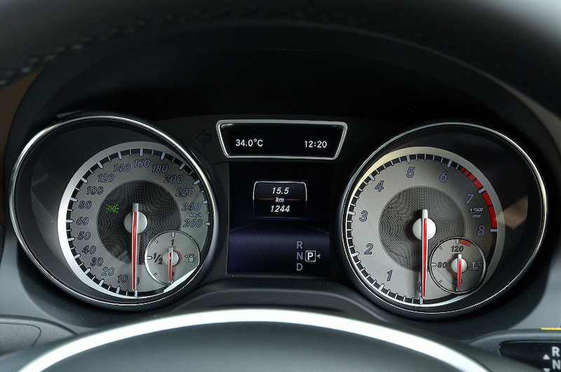 メーターはアナログが4連で中央にマルチディスプレイが備わる