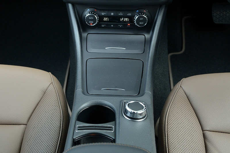 センターコンソールにはCOMANDシステムのダイヤルがあるのみでシフトレバーはない