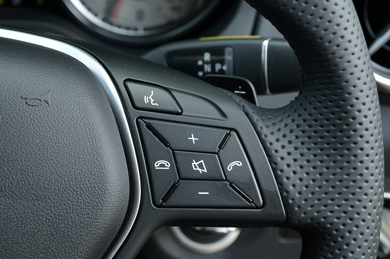 ハンズフリー通話やオーディオ、音声認識のボタンは右側になる