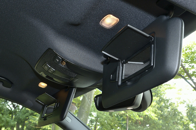 バイザー裏はバニティミラーがある