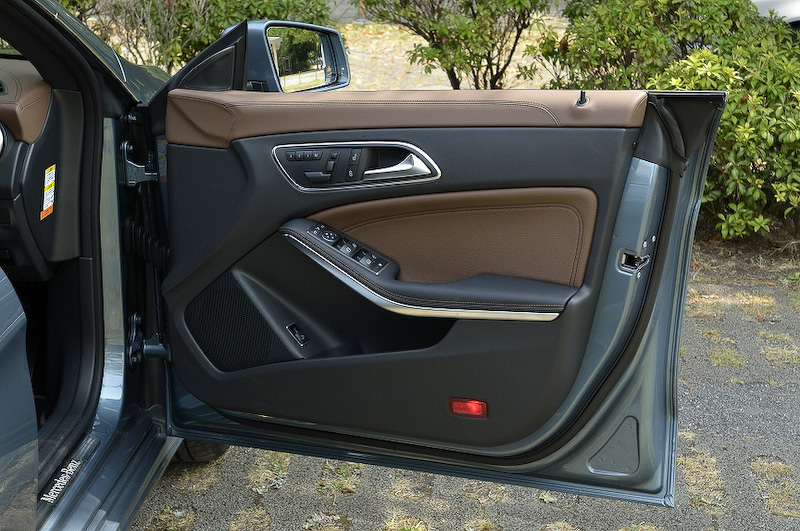 ドアはサッシュレス