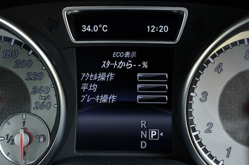 メーター中央のマルチディスプレイは多彩な表示が可能。走行に関する表示のほか、車両設定、オーディオの状態、ナビゲーションの方向指示まで表示する