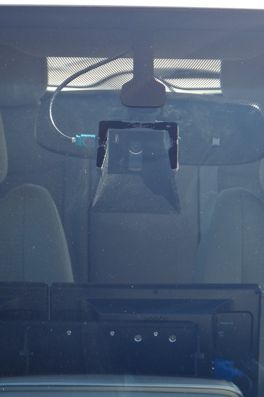 メガピクセル対応のCMOS単眼カメラをフロントウインドー上部に装着