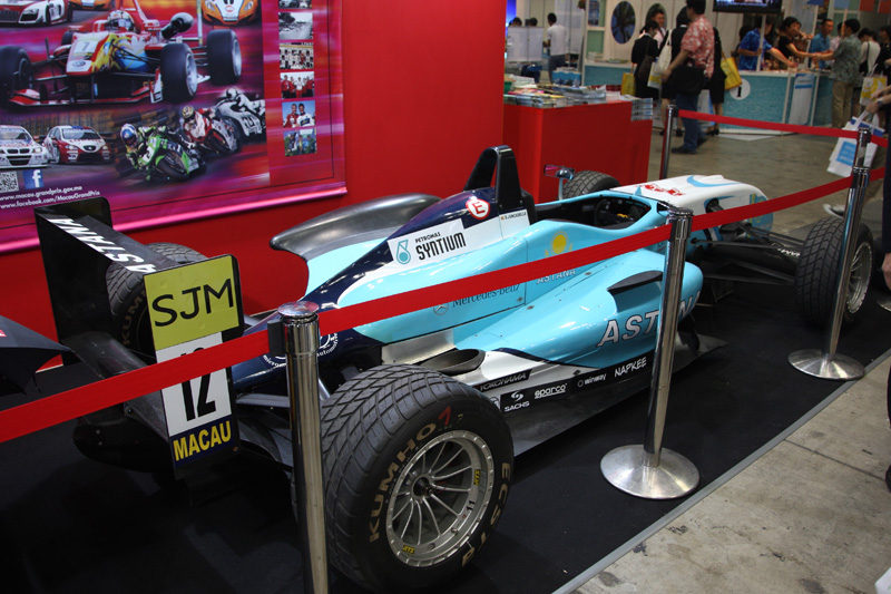 マカオブースでは11月14日から開催されるマカオグランプリのプロモーションとしてF3マシンを展示。マカオグランプリを長年サポートしている横浜ゴムのタイヤも展示されていたが、展示されているF3マシンがシリーズ戦仕様のためか、クムホのタイヤが装着されていた