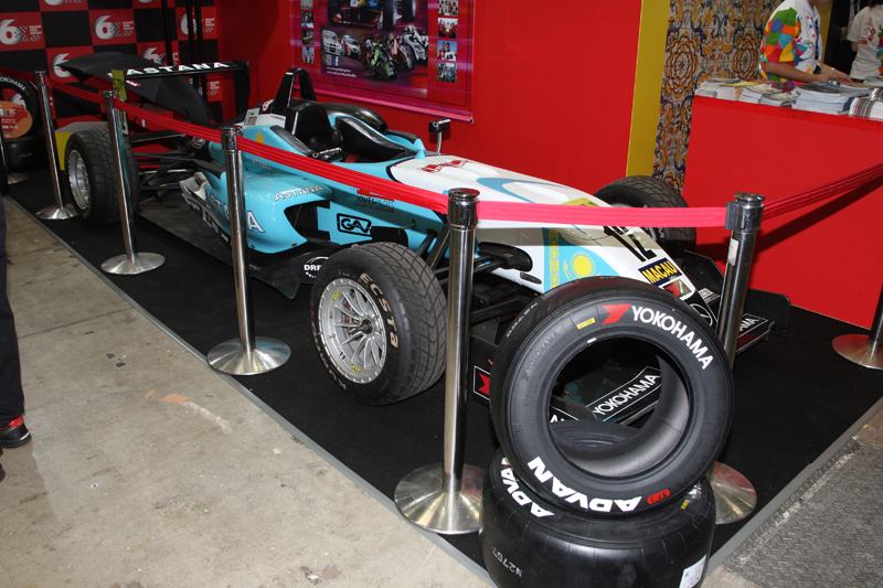 マカオブースでは11月14日から開催されるマカオグランプリのプロモーションとしてF3マシンを展示。マカオグランプリを長年サポートしている横浜ゴムのタイヤも展示されていたが、展示されているF3マシンがシリーズ戦仕様のためか、クムホのタイヤが装着されていた