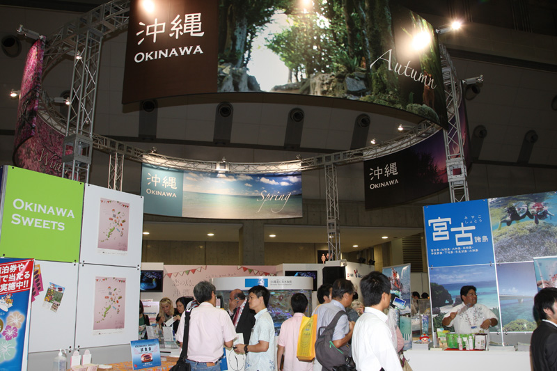 美ら海水族館の魚たちを展示していた沖縄ブース。この他にもいくつかの道府県が展示を行っていた