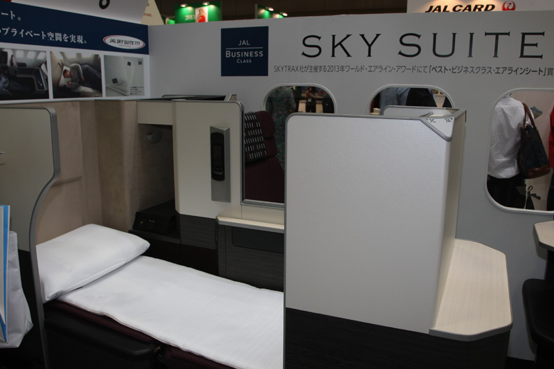 ボーイング 777に導入中のJALビジネスクラスシート「SKY SUITE」。この新型ビジネスクラスシートを導入した機体はSKY SUITE 777と名付けられ、Wi-Fiサービスの導入も行われている