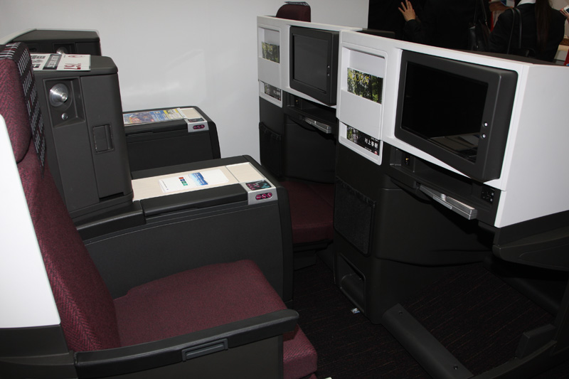ボーイング 767に年末から導入され始めるJALのビジネスクラスシート「SKY SUITE」。この旅博が一般初公開となる。このシートを導入した機体はSKY SUITE 767と名付けられる