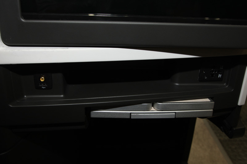 液晶モニタの下にはコンセントやUSBソケットを装備