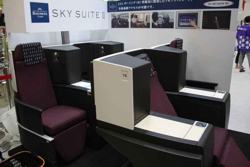 ボーイング 767に年末から導入され始めるJALのビジネスクラスシート「SKY SUITE」。この旅博が一般初公開となる。このシートを導入した機体はSKY SUITE 767と名付けられる