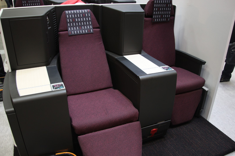 ボーイング 767に年末から導入され始めるJALのビジネスクラスシート「SKY SUITE」。この旅博が一般初公開となる。このシートを導入した機体はSKY SUITE 767と名付けられる
