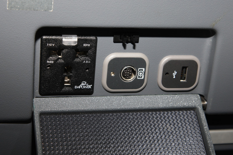 液晶モニタの下には各種ソケットを装備