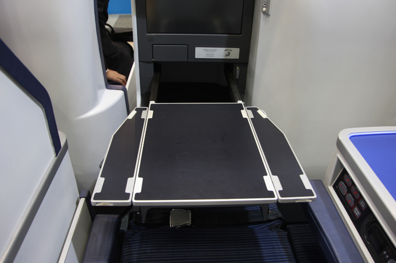 テーブルを引き出したところ