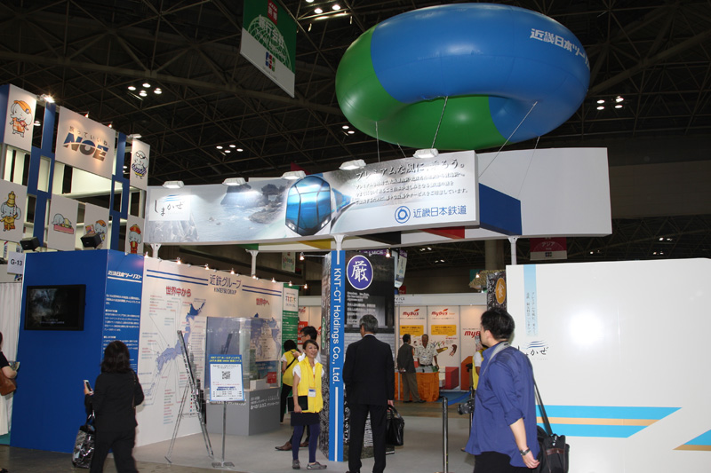 近畿日本鉄道ブースでは今年3月にデビューした特急「しまかぜ」のシートを展示