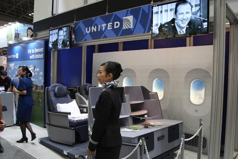 ANAの近くには同じスターアライアンスのユナイテッド航空が展示を行っている。窓の形や液晶シャッターボタンからボーイング 787を模していることが分かる