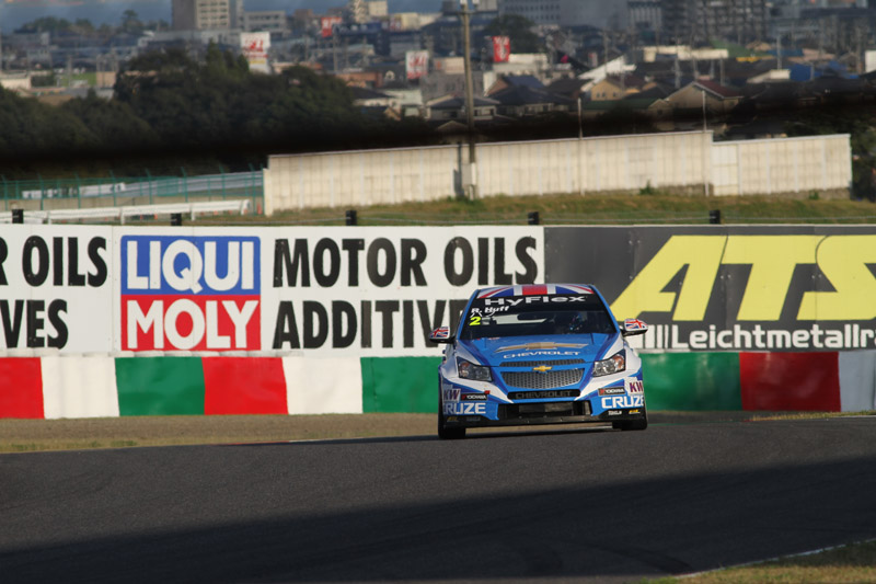 低い位置からの撮影が可能だ。300mmのレンズ（480mm相当）を使用