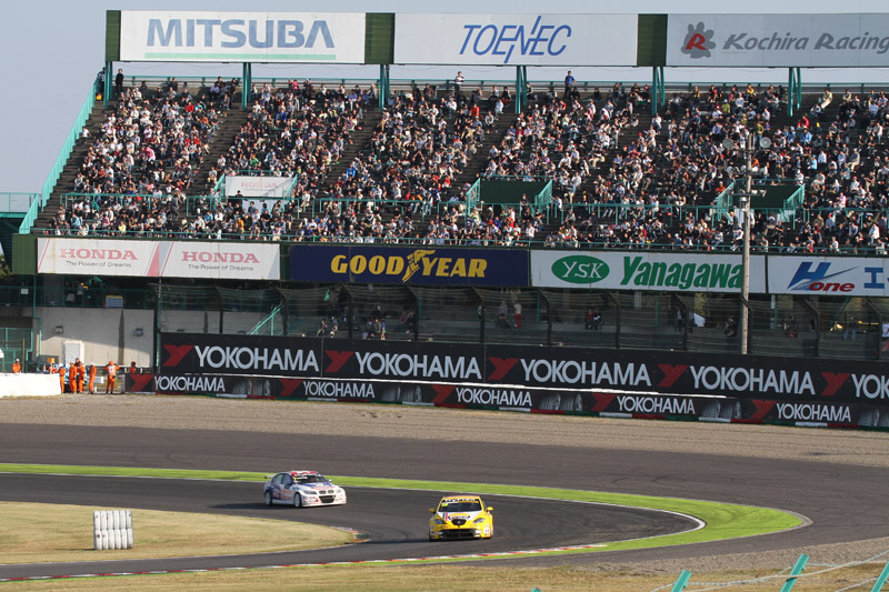 決勝になるとスタンドは観客がいっぱい。シャッターチャンスだ