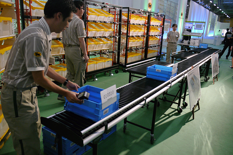 「FRAPS」のデモ。ランプが点灯した棚にある品物を振り分けていく