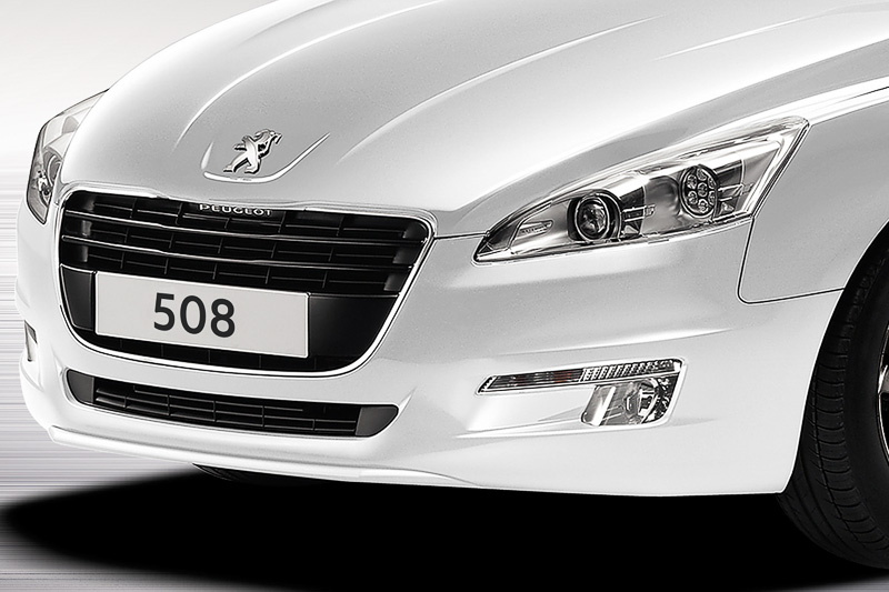 バイキセノン・ディレクショナルヘッドライト、シャイニーブラック・フロントグリルなどを装備する特別なフロントマスク