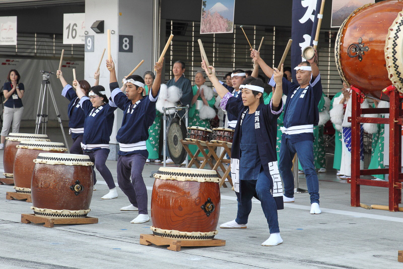 日本の伝統芸能や英文による富士山のアピールなど、国際レースならではの光景も見られた