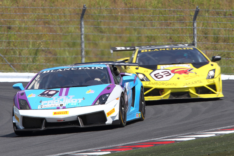 No.10の中谷明彦選手はRace1で2位を獲得。後方のNo.63はJ.Yaptonaga/織戸学組