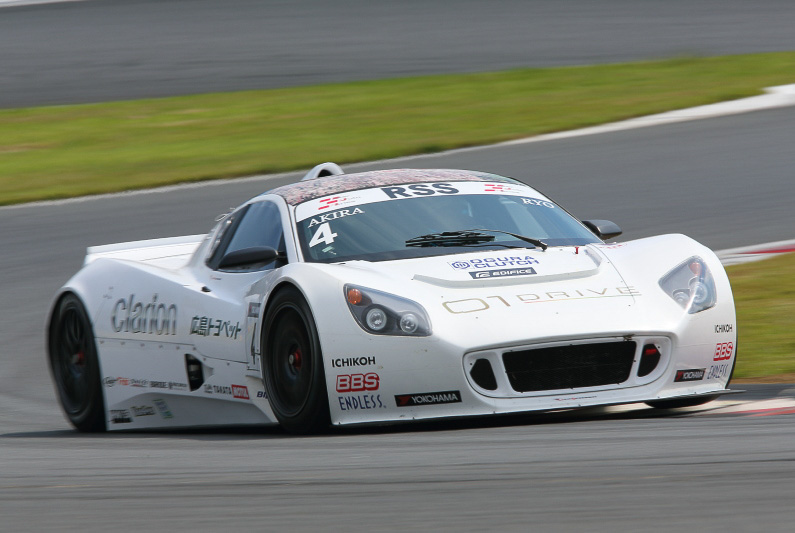 プロフェッショナルドライバーによる決勝レースはNo.4 平川亮選手が優勝