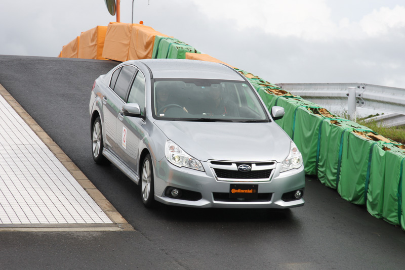 下り坂でブレーキを踏み込むとブースターの圧力が消費され、再充填するために電動ポンプが作動。エンジンルーム内の設置方法によって同じ電動ポンプを使っても騒音の発生具合に差が出るという試乗内容