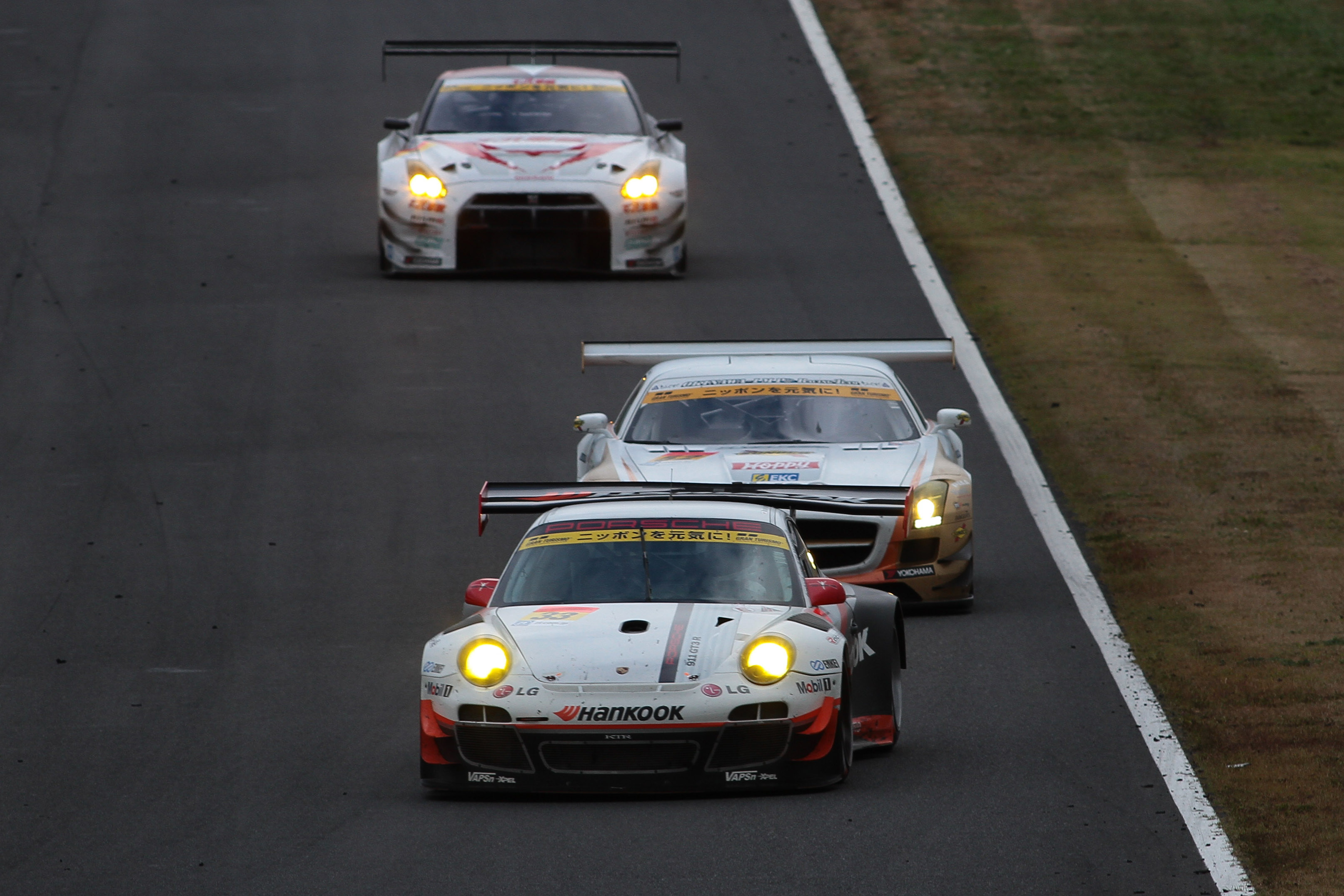 3位を走る33号車に迫る52号車。49周目に逆転して3位となった