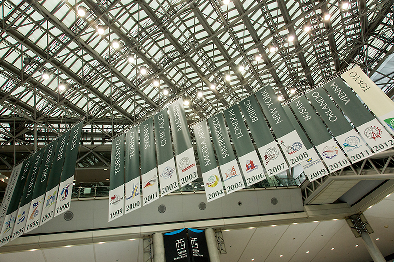 天井には過去の開催地のタペストリーが並ぶ