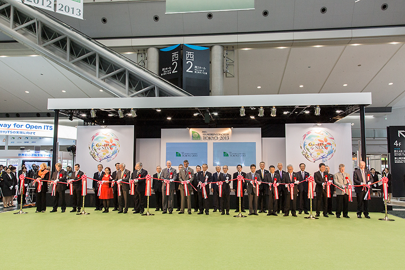 各地域の代表やスポンサーによるリボンカット