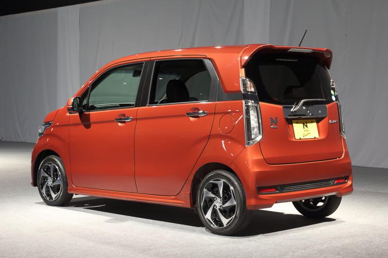 N-WGN カスタム G Aパッケージ。ボディーカラーは「プレミアムフレイムオレンジ・メタリック」