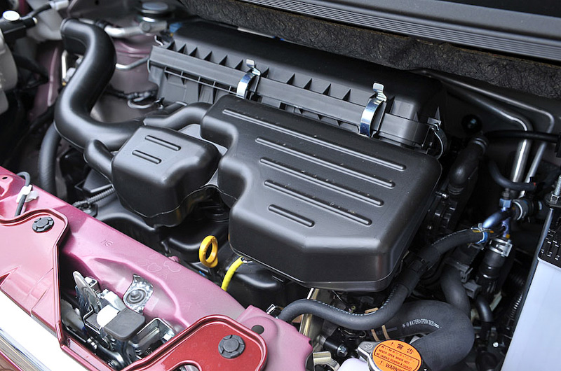 自然吸気の直列3気筒DOHC 0.66リッターエンジンは最高出力38kW（52PS）/6800rpm、最大トルク60Nm（6.1kgm）/5200rpm。2WDの自然吸気エンジン車はJC08モード燃費28.0km/Lを実現する（4WD車は25.8～27.0km/L）