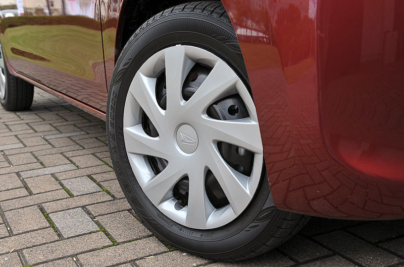 自然吸気の直列3気筒DOHC 0.66リッターエンジンのみラインアップするタント。ボディーサイズは3395×1475×1750mm（全長×全幅×全高）。ボディーカラーは10種類の展開で、撮影車はファイアークォーツレッドメタリック