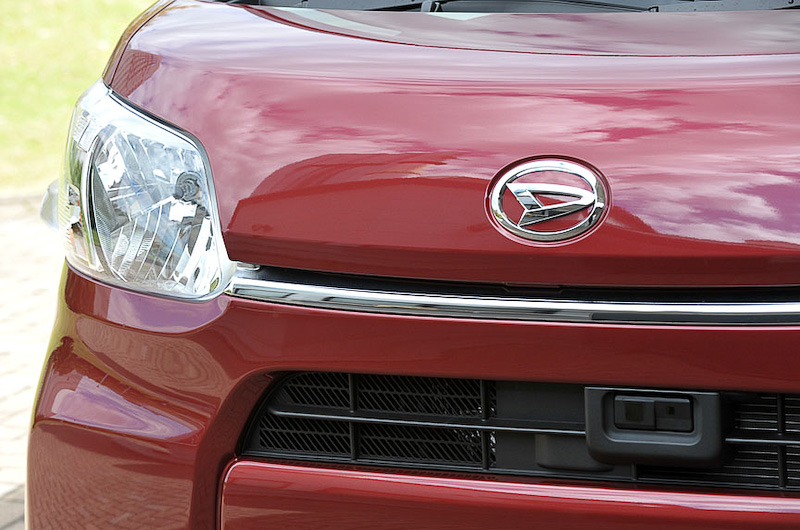 自然吸気の直列3気筒DOHC 0.66リッターエンジンのみラインアップするタント。ボディーサイズは3395×1475×1750mm（全長×全幅×全高）。ボディーカラーは10種類の展開で、撮影車はファイアークォーツレッドメタリック