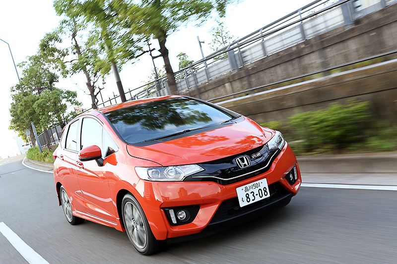 15Xと同様、直噴の直列4気筒DOHC 1.5リッターエンジンを搭載するRS。こちらはFFのみの設定で、トランスミッションはCVTと6速MTを用意