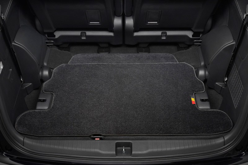 ラゲッジルームのフロア汚れを抑止する「スポーツラゲッジマット」の材質はスポーツマットと同じで、床下ラゲッジスペース用（写真左）と3列目シート格納時用（写真右）を設定。前者は9450円、後者は1万5750円