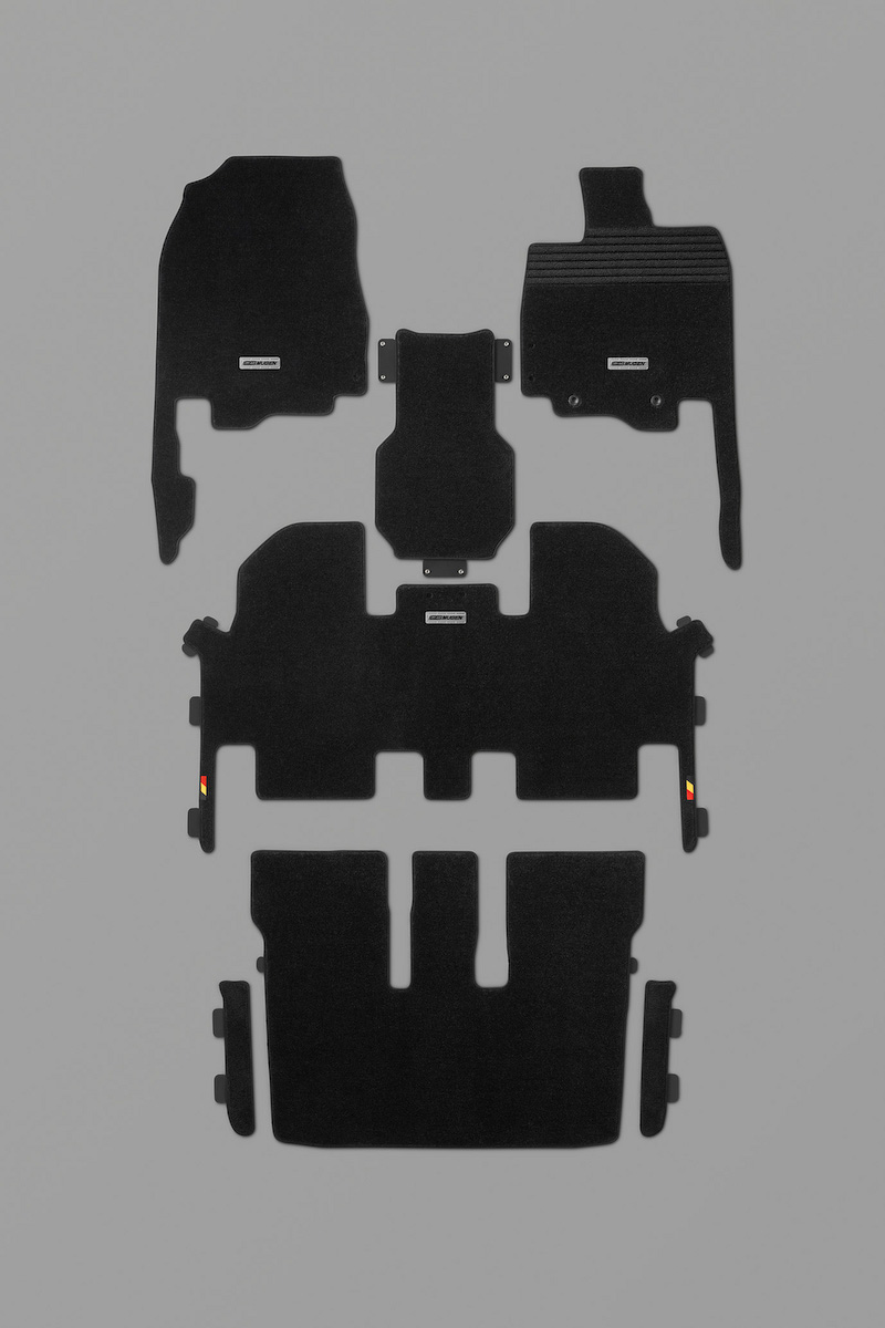 「スポーツマット」。フロント左右と2列目センター用に無限エンブレムを配し、高級感を演出。表皮は耐久性に優れるナイロン素材、裏地はフロアとマットのずれを防ぐポリエステル素材とした。カラーはブラックの1色。2列目6：4分割スライドシート用（写真左）、2列目プレミアムクレードルシート用（写真右）を設定し、いずれも7万1400円