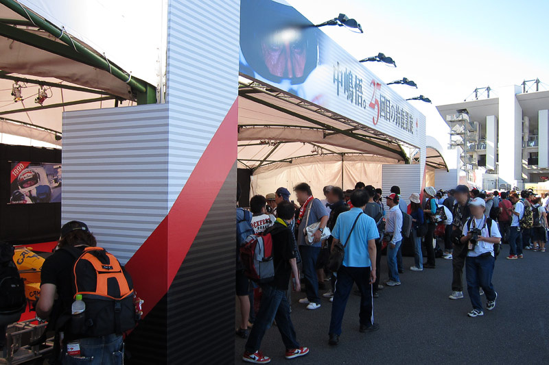 GPスクエアでは金曜平日の朝からファンが展示マシンを撮影