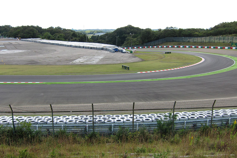 カメラマンエリアとM席の間の土手上からスプーン2つ目方向