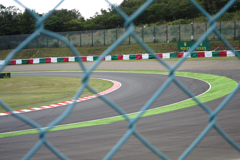 土手を降りて金網越しにスプーン2つ目方向