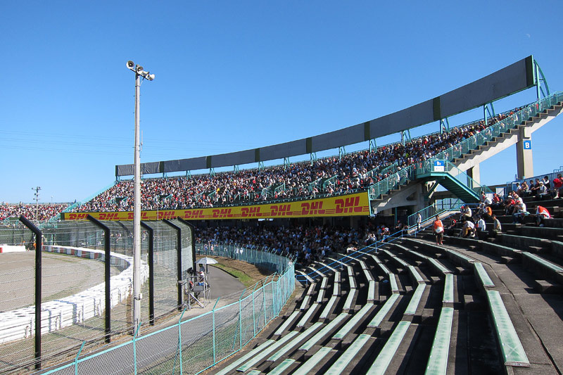 金曜日は自由席なので人気のB2席はほぼ満席、日陰となるB1席も同様だがC席側は下段は空いている